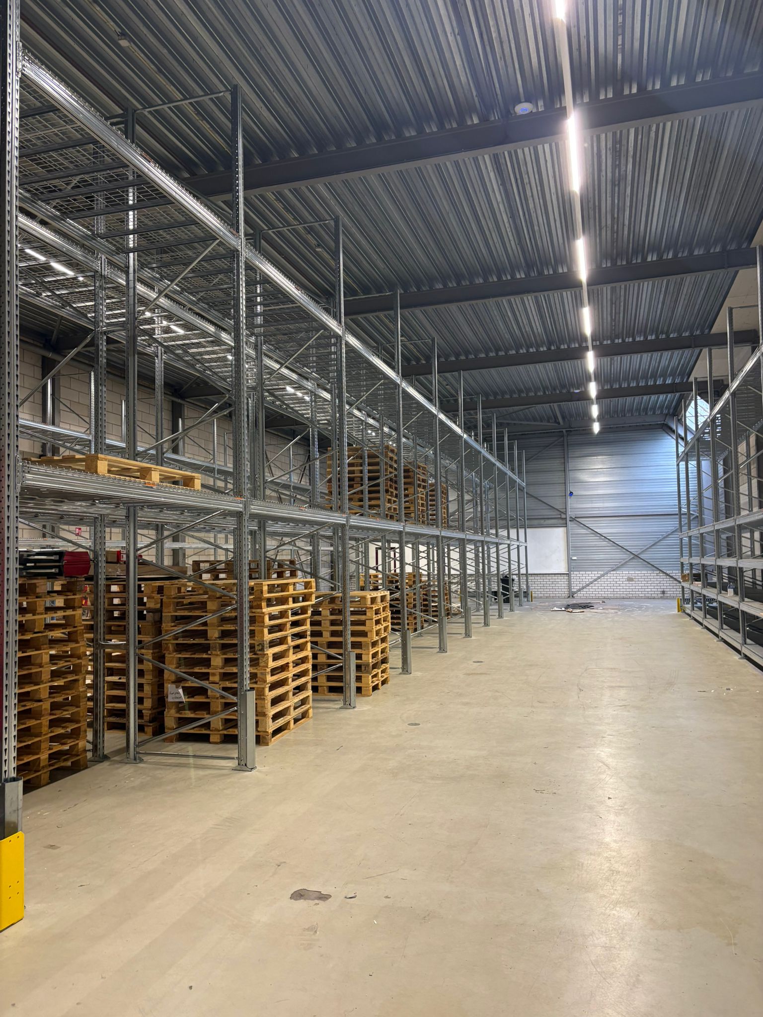 Bedrijfshal voor professionele bouw- en opleveringsschoonmaak